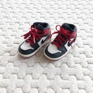 Nike Air Jordan Toddler Runners.
Size 5C. Measures 6 inches toe to heel.
